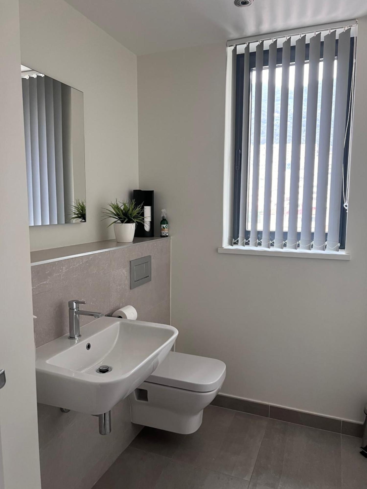 Deluxe 1-Bed Apartment In The City Centre غيبرالتار المظهر الخارجي الصورة